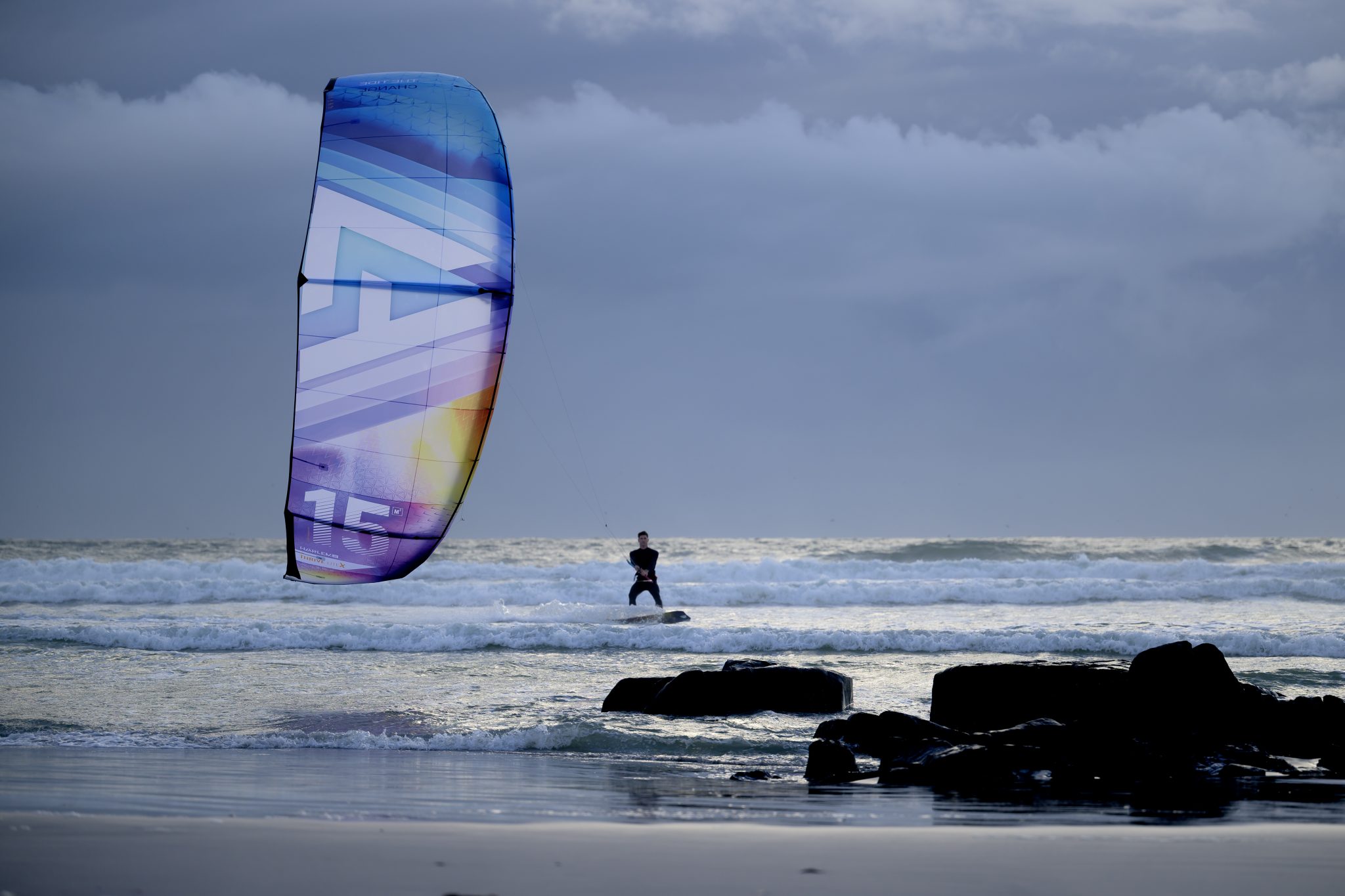 Harlem Thrive LiteX in action — light wind kitesurfing product video Riding the Harlem Thrive LiteX in light wind conditions